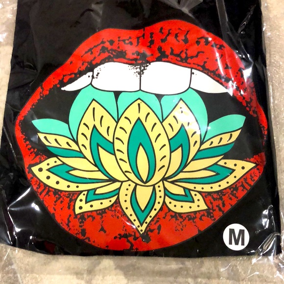❌SOLD❌✨Lotus Kiss Black Graphic Tee✨Brand New In Packaging✨ - Picture 7 of 8